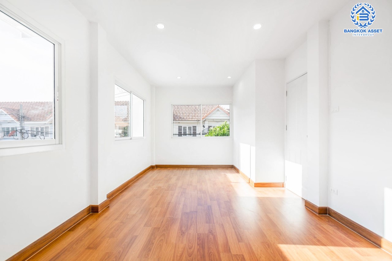 บ้านมือสองตกแต่งใหม่ ม.เปี่ยมสุข2 บางใหญ่-กาญจนาฯ (ซ.วัดพระนอน) หลังมุม หน้ากว้าง ดีไซน์ทันสมัย เนื้อที่ 21.7 ตร.ว. ฟังก์ชัน 3 ห้องนอน 2 ห้องน้ำ บนทำเลศักยภาพ เดินทางสะดวก เข้า-ออกได้หลายเส้นทาง ใกล้เซ็นทรัลเวสต์เกต และรถไฟฟ้า "สถานีตลาดบางใหญ่"...